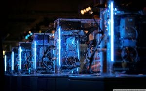 Una fila de computadoras con luces azules.