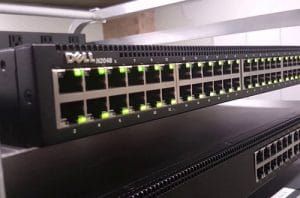 Conmutadores Ethernet de Dell en un rack.